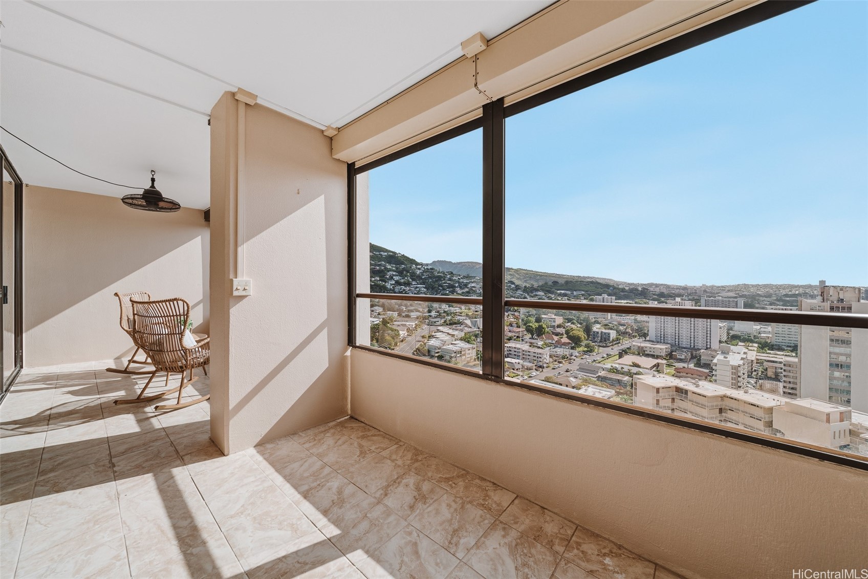 1717 Mott Smith Drive 2304