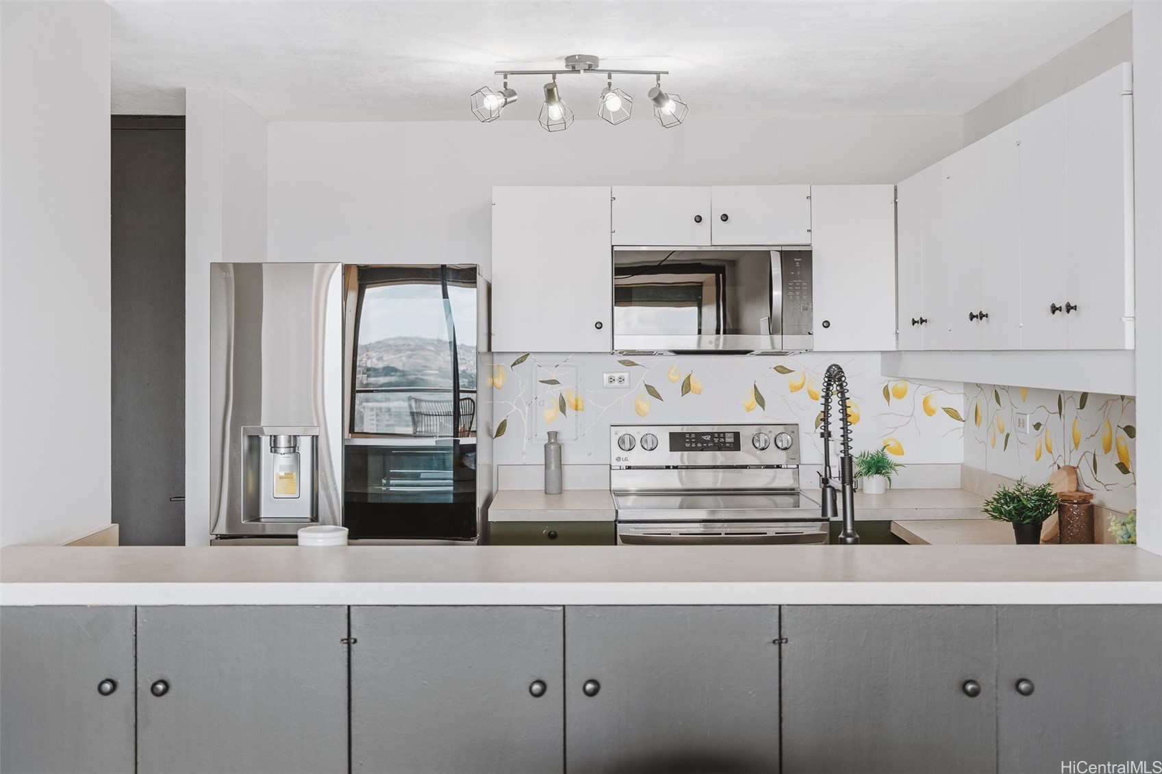 1717 Mott Smith Drive 2304