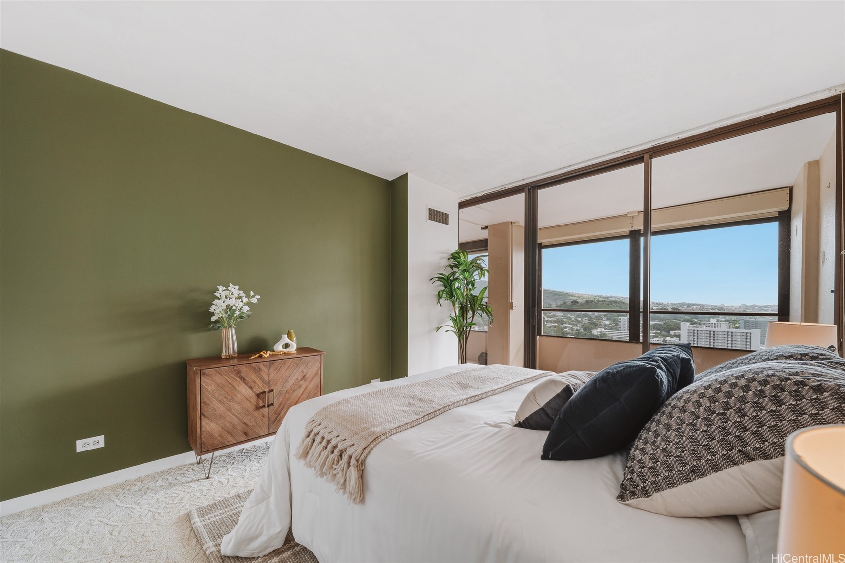 1717 Mott Smith Drive 2304