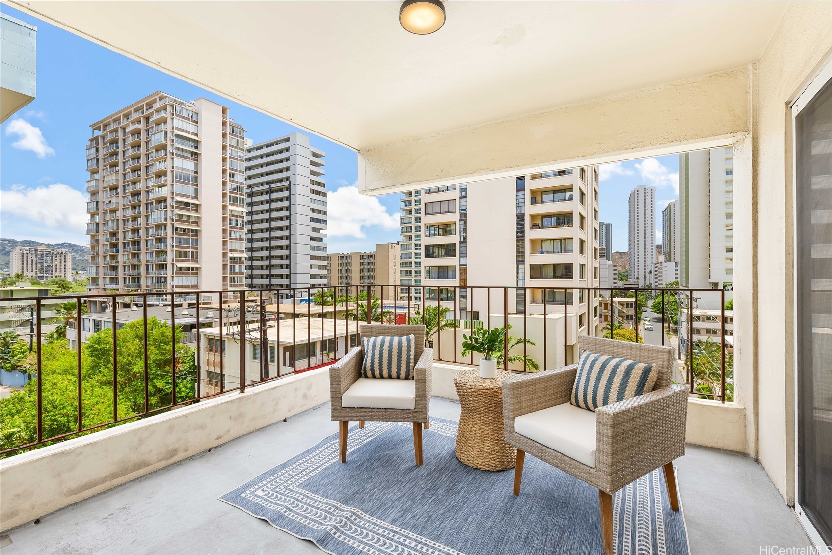 222 Kaiulani Avenue PH3