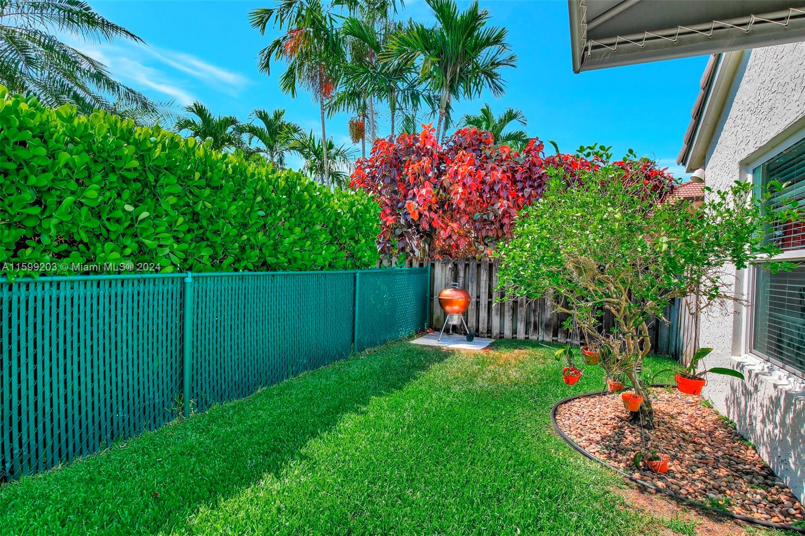 2863 E Abiaca Cir
