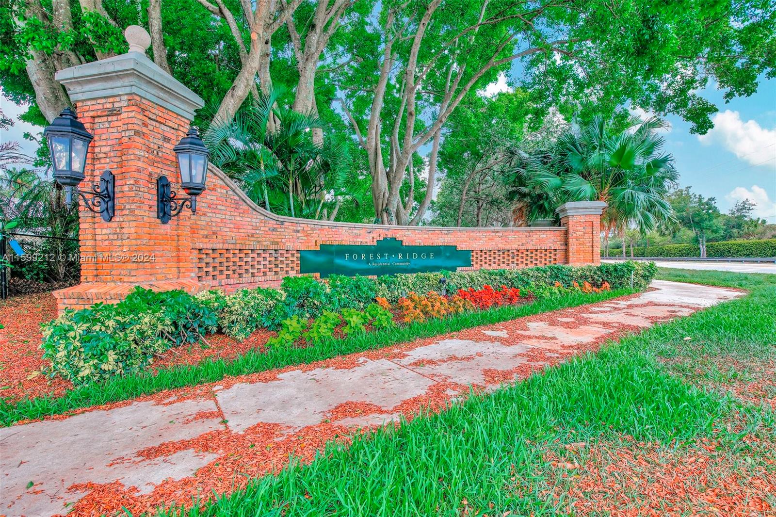2881 Hidden Hollow Ln