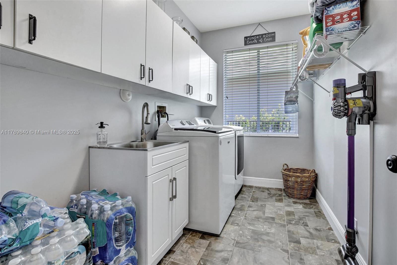 3082 Lakewood Cir