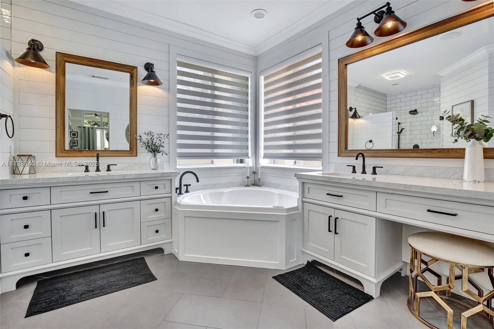 3082 Lakewood Cir