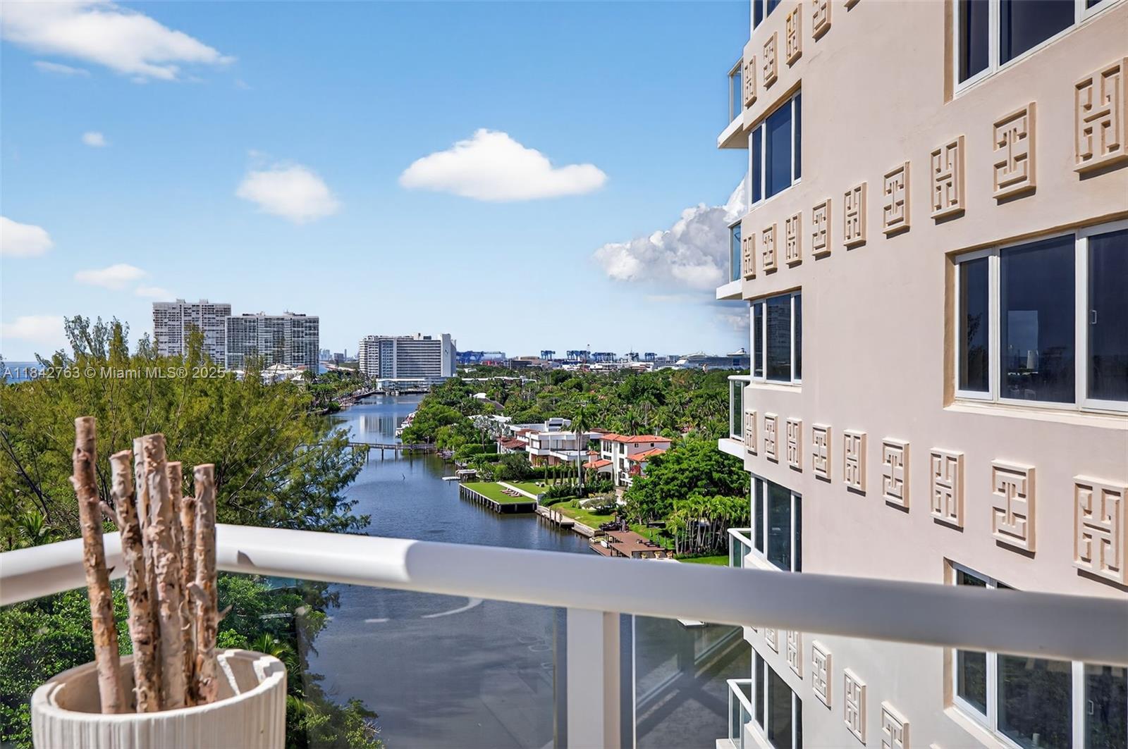 3000 Holiday Dr # 1102