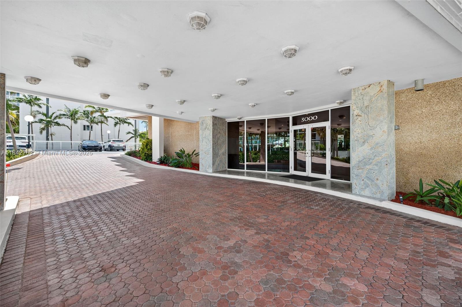 3000 Holiday Dr # 1102