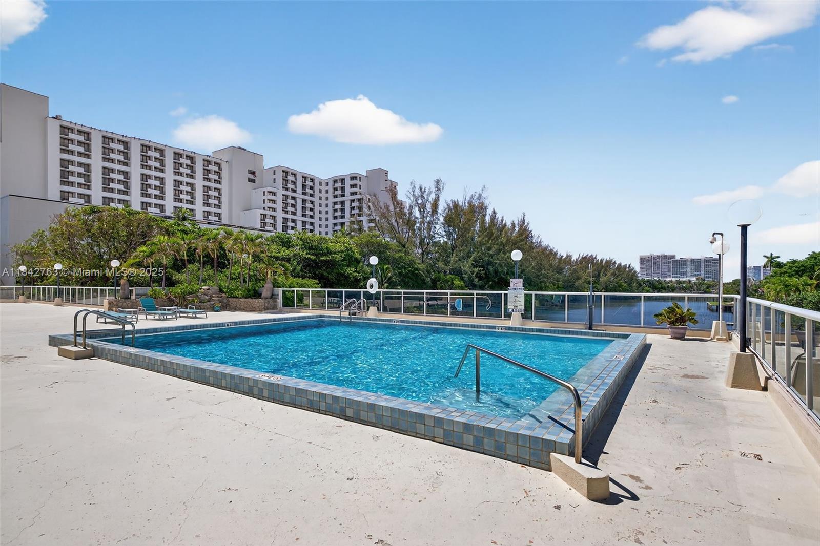 3000 Holiday Dr # 1102