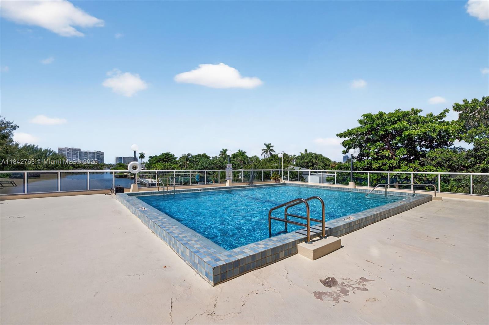 3000 Holiday Dr # 1102