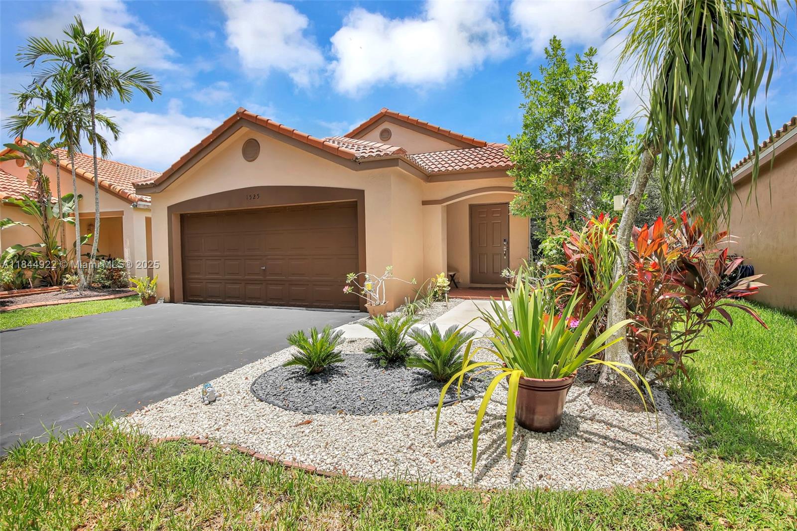 1525 Estancia Cir