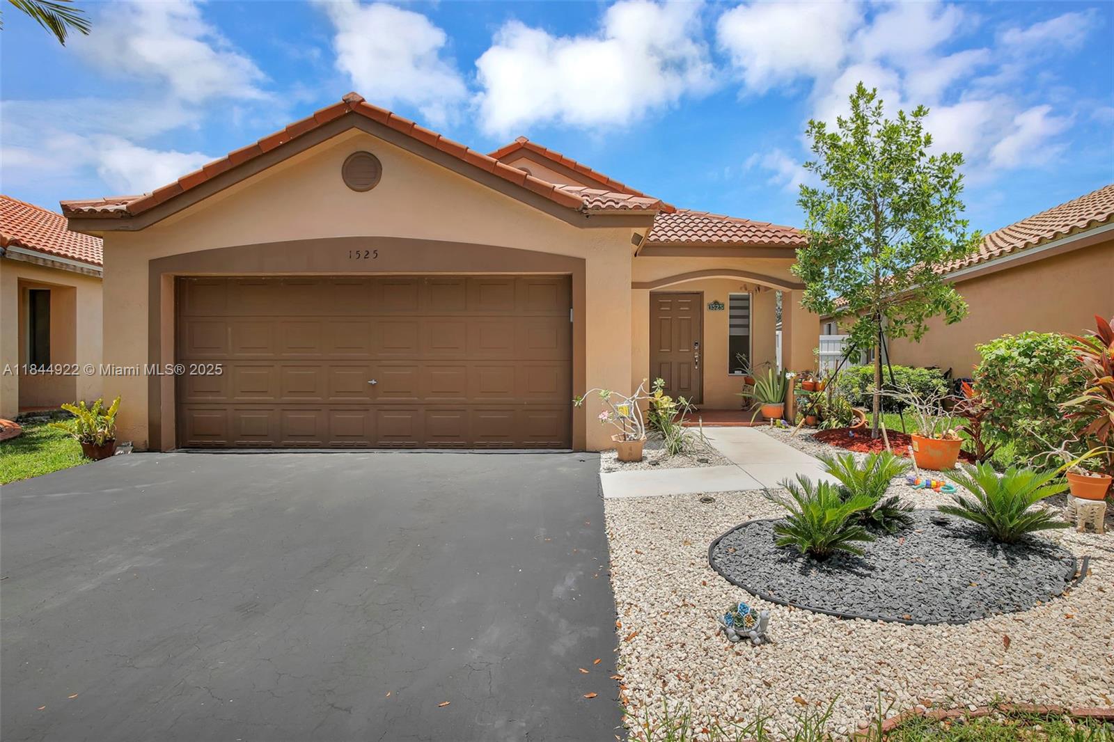 1525 Estancia Cir