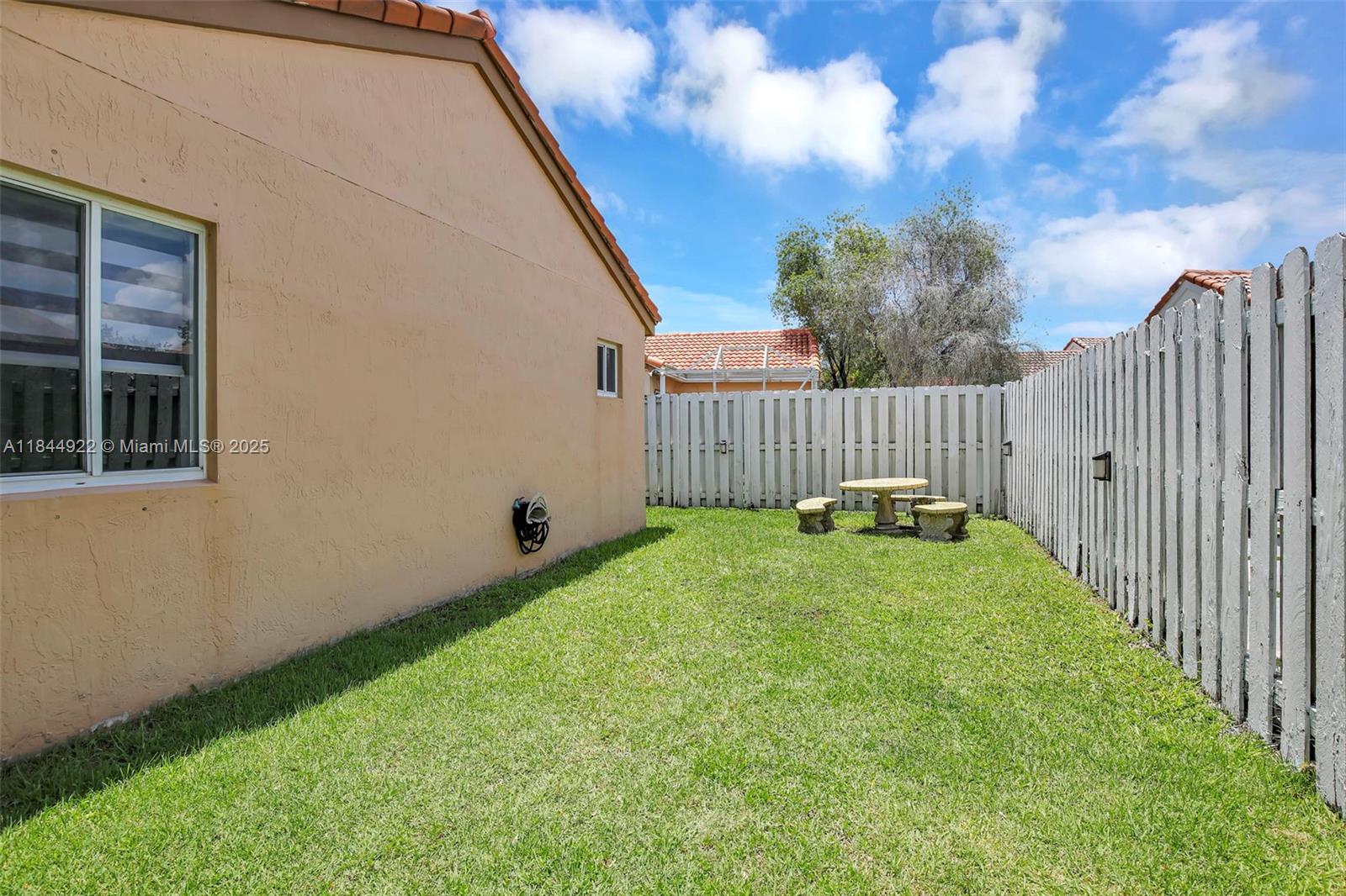 1525 Estancia Cir