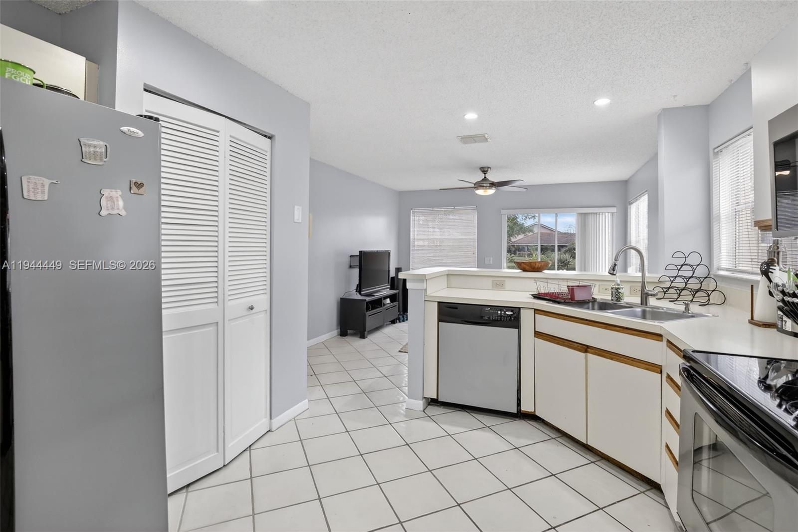 9481 Oak Grove Cir