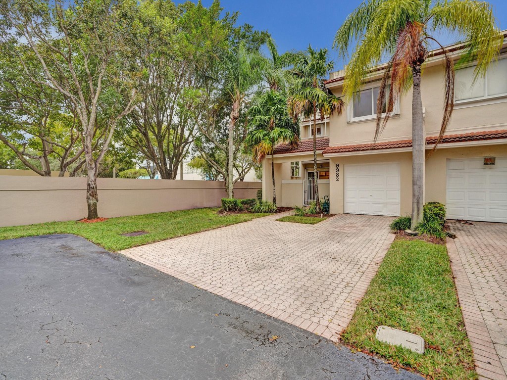 9932 NW 43rd Ter