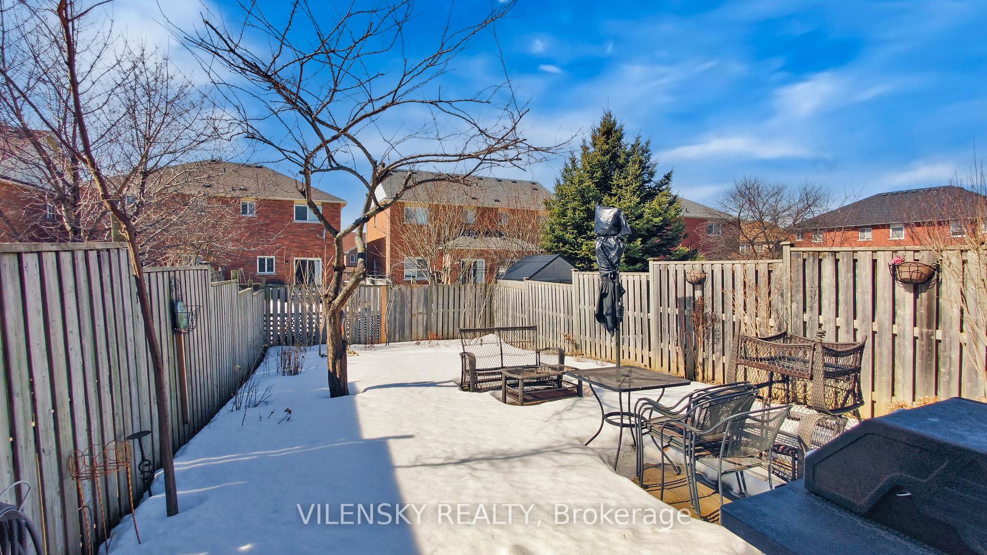101 Foxfield Crescent
