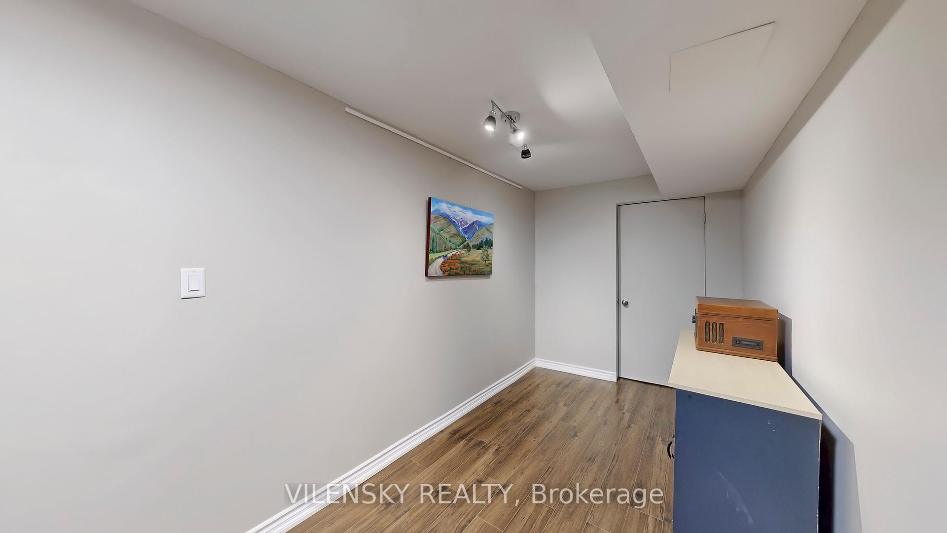 101 Foxfield Crescent