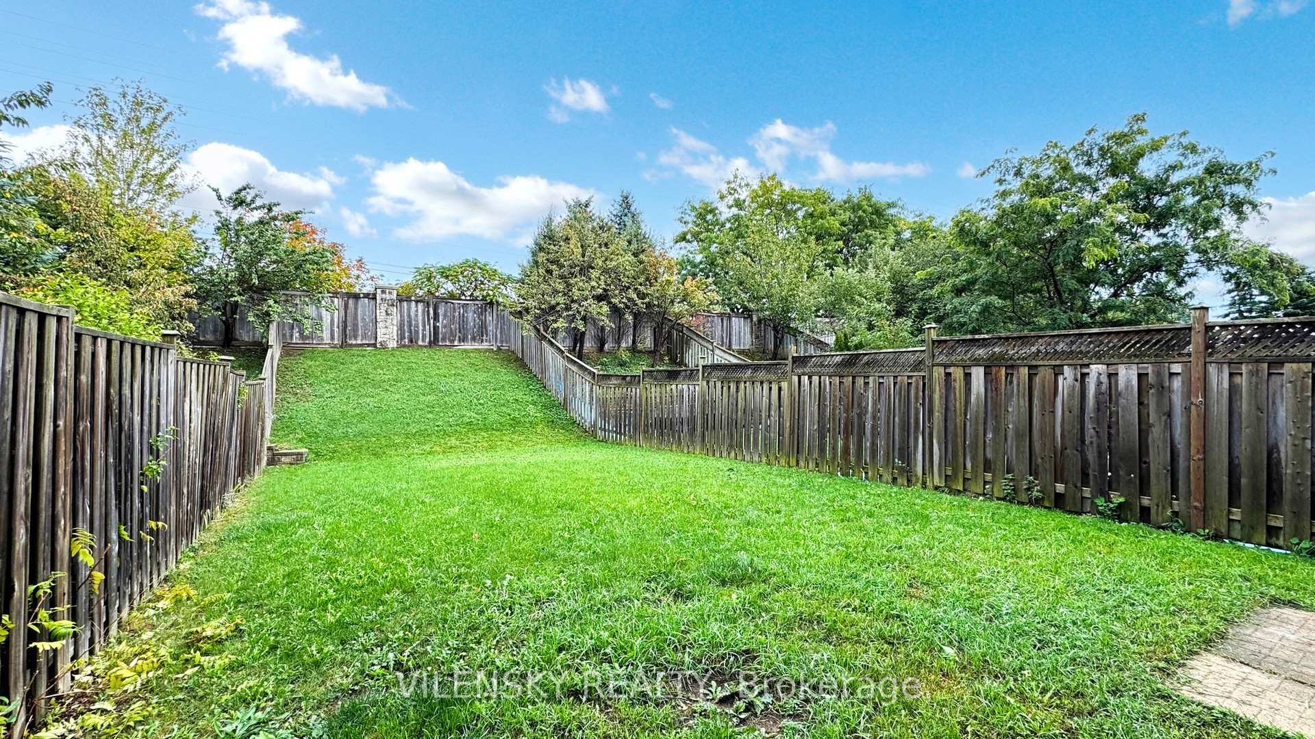 124 Foxfield Crescent