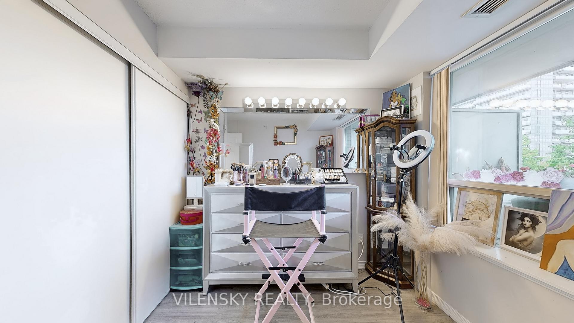 39 Oneida Crescent 215