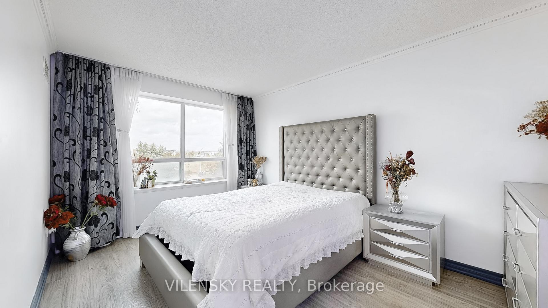 39 Oneida Crescent 215