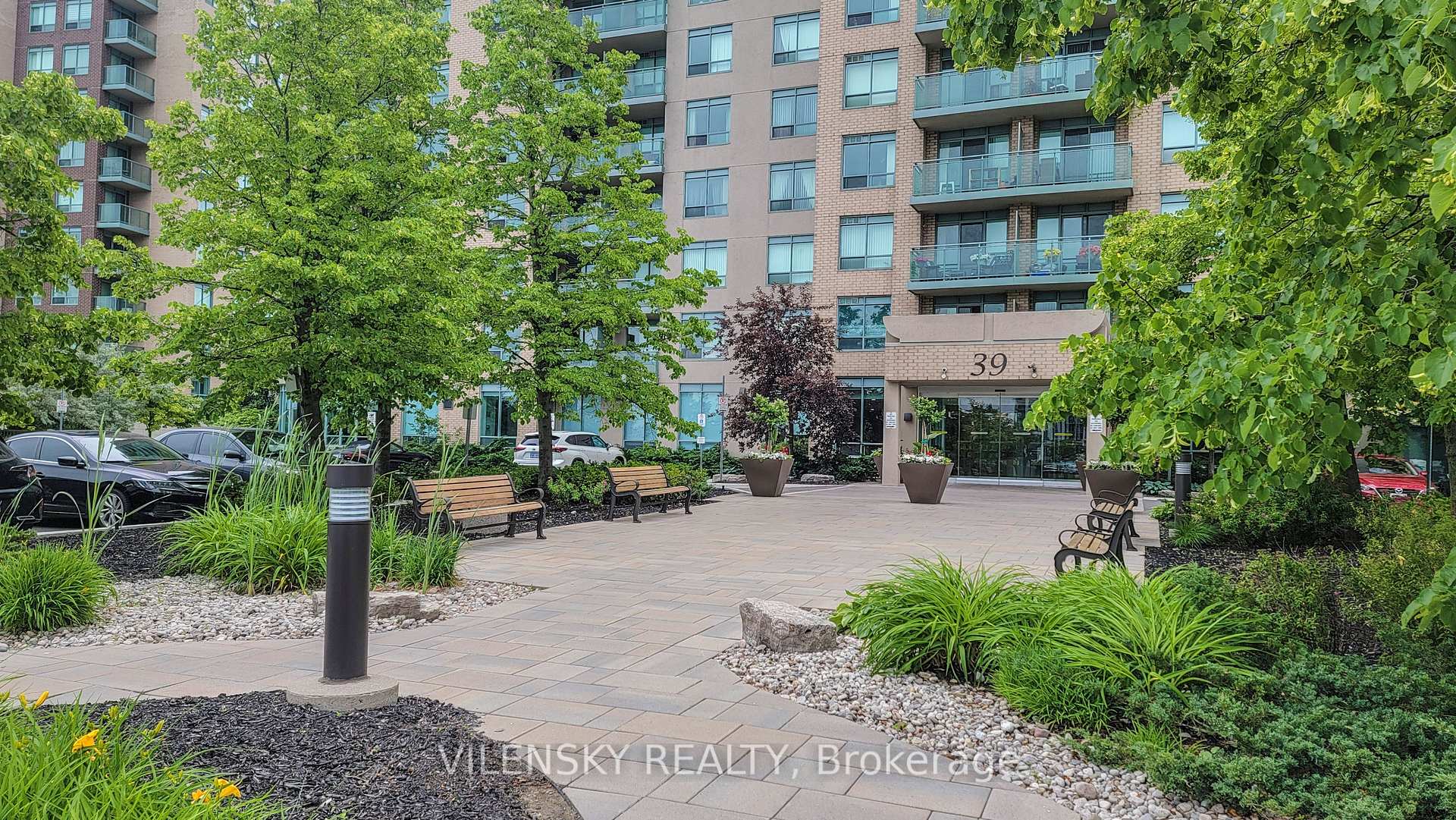 39 Oneida Crescent 215