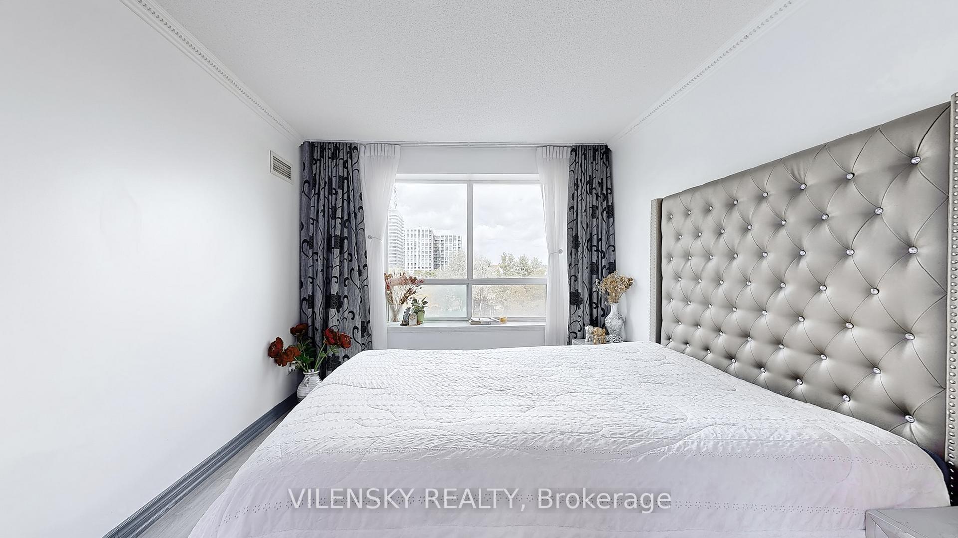 39 Oneida Crescent 215