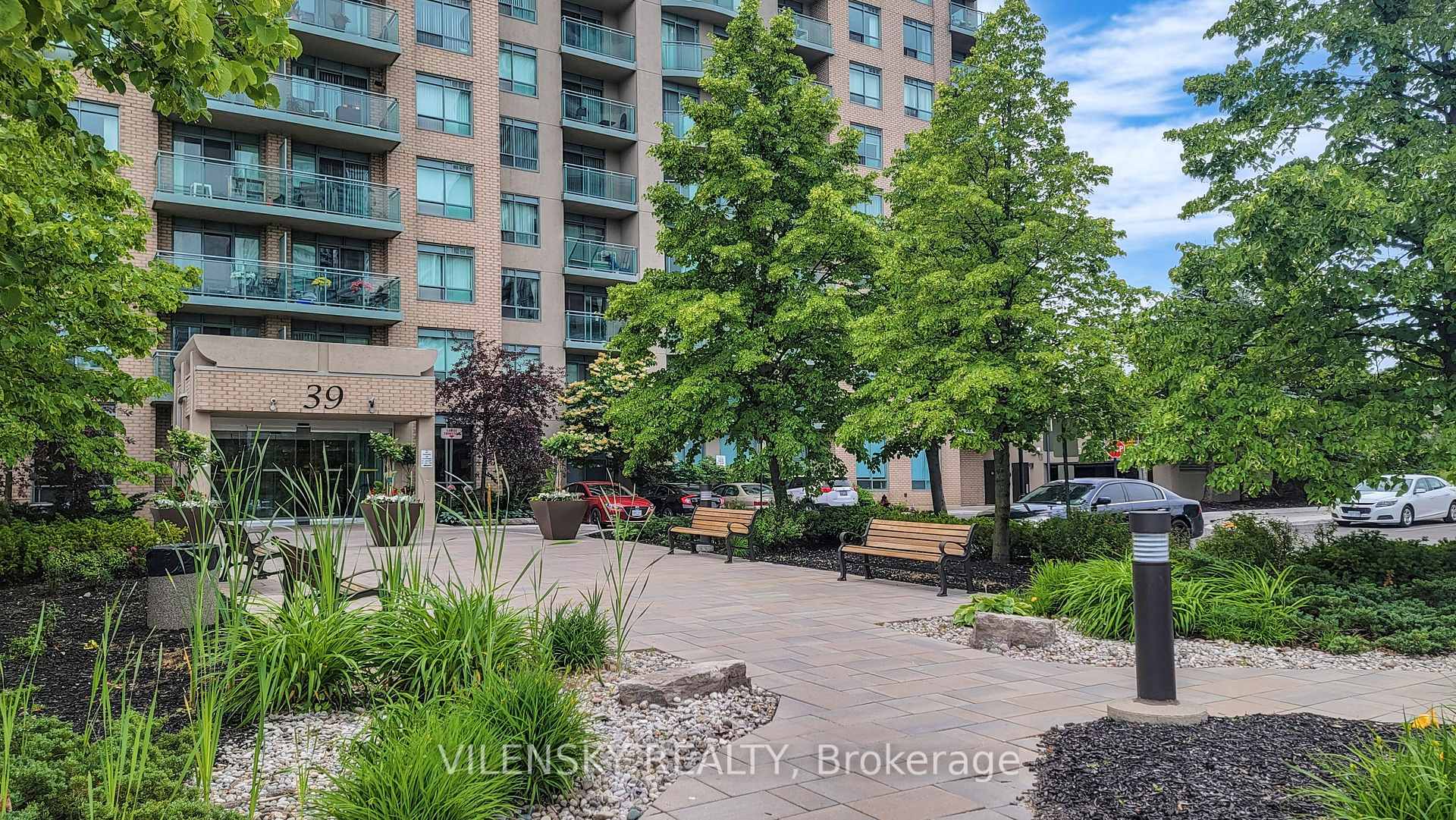 39 Oneida Crescent 215