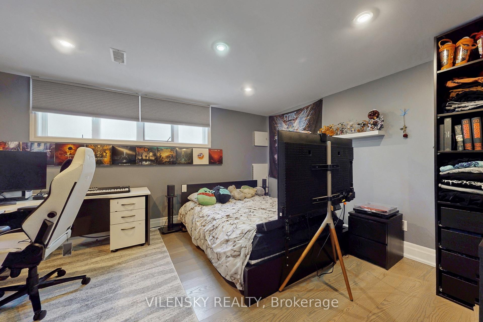 32 Whitfield Court | Custom 5-Bed Raised Bungalow For Sale Aurora | Vilensky Realty