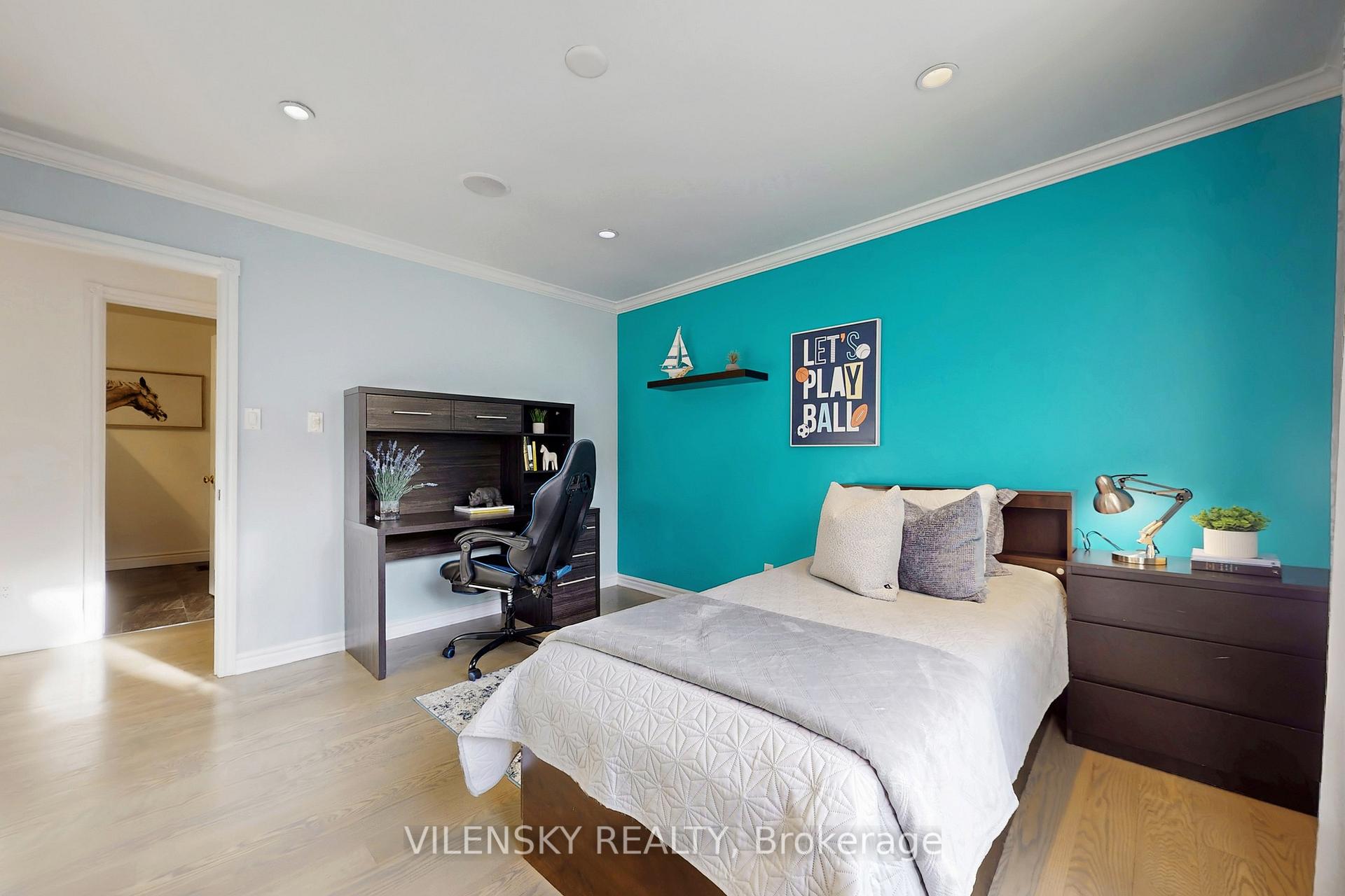 32 Whitfield Court | Custom 5-Bed Raised Bungalow For Sale Aurora | Vilensky Realty