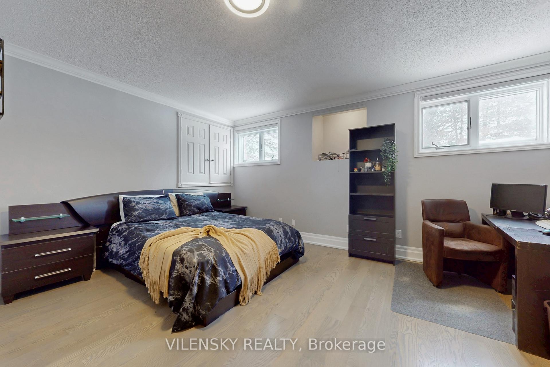 32 Whitfield Court | Custom 5-Bed Raised Bungalow For Sale Aurora | Vilensky Realty