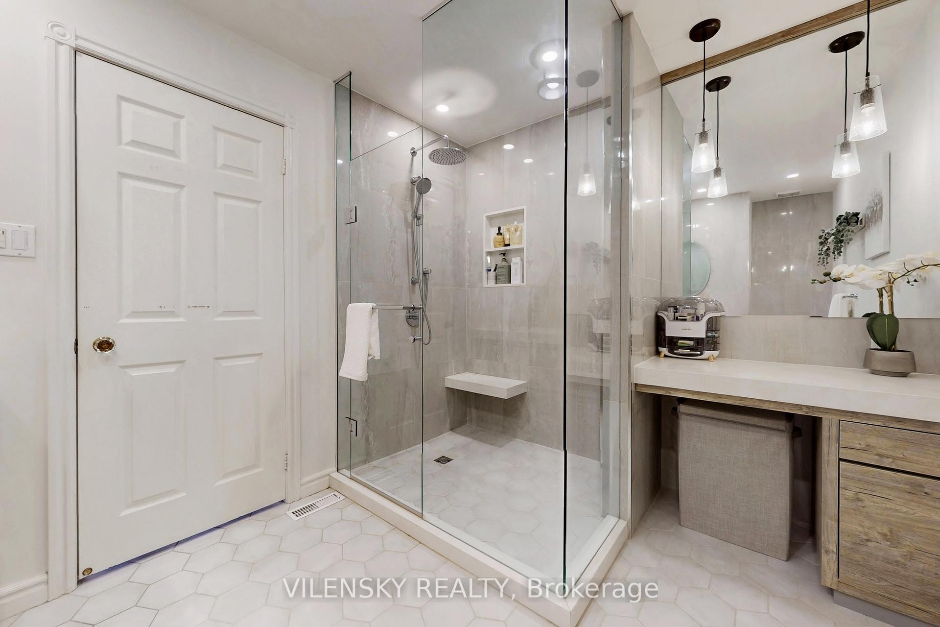 32 Whitfield Court | Custom 5-Bed Raised Bungalow For Sale Aurora | Vilensky Realty