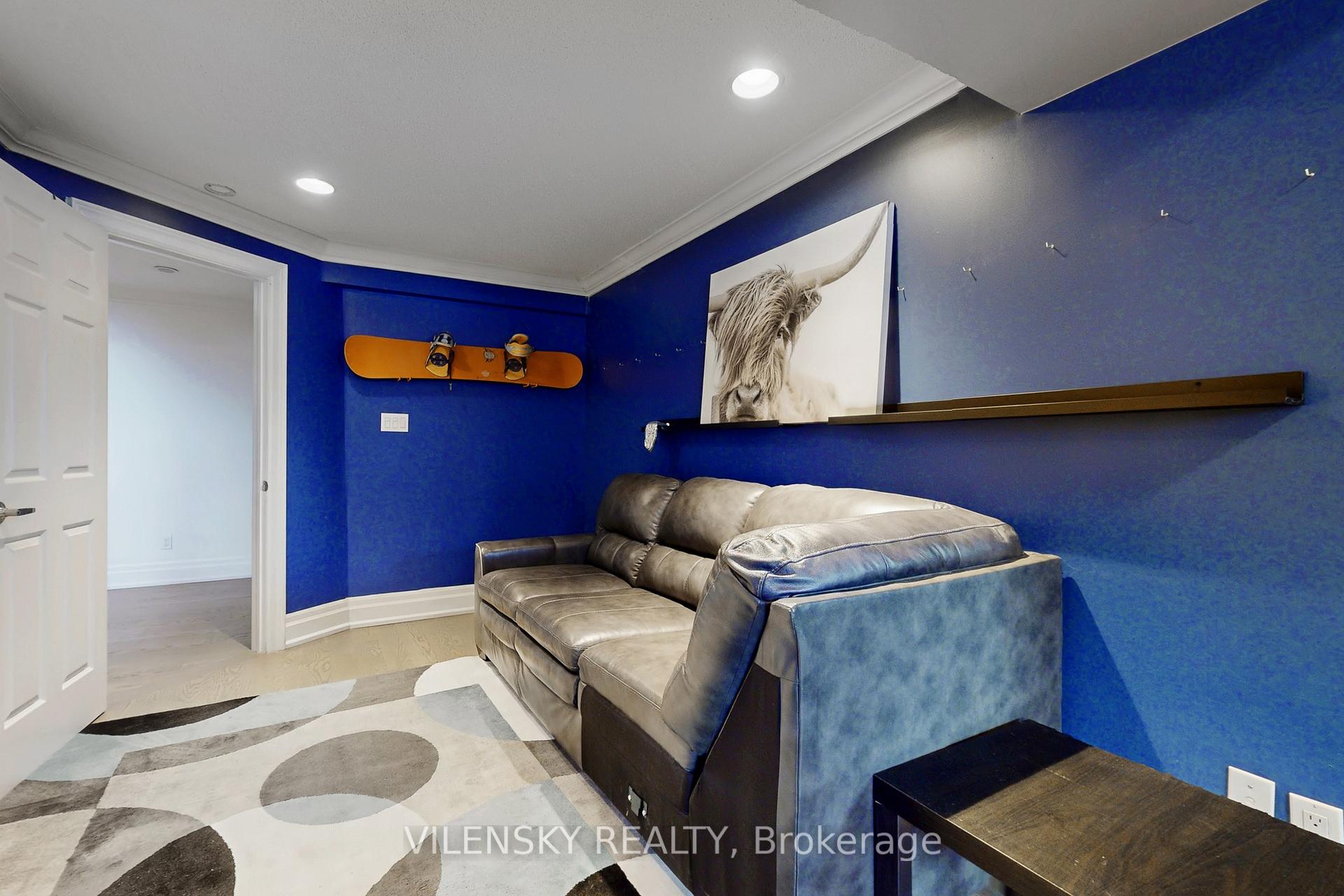 32 Whitfield Court | Custom 5-Bed Raised Bungalow For Sale Aurora | Vilensky Realty