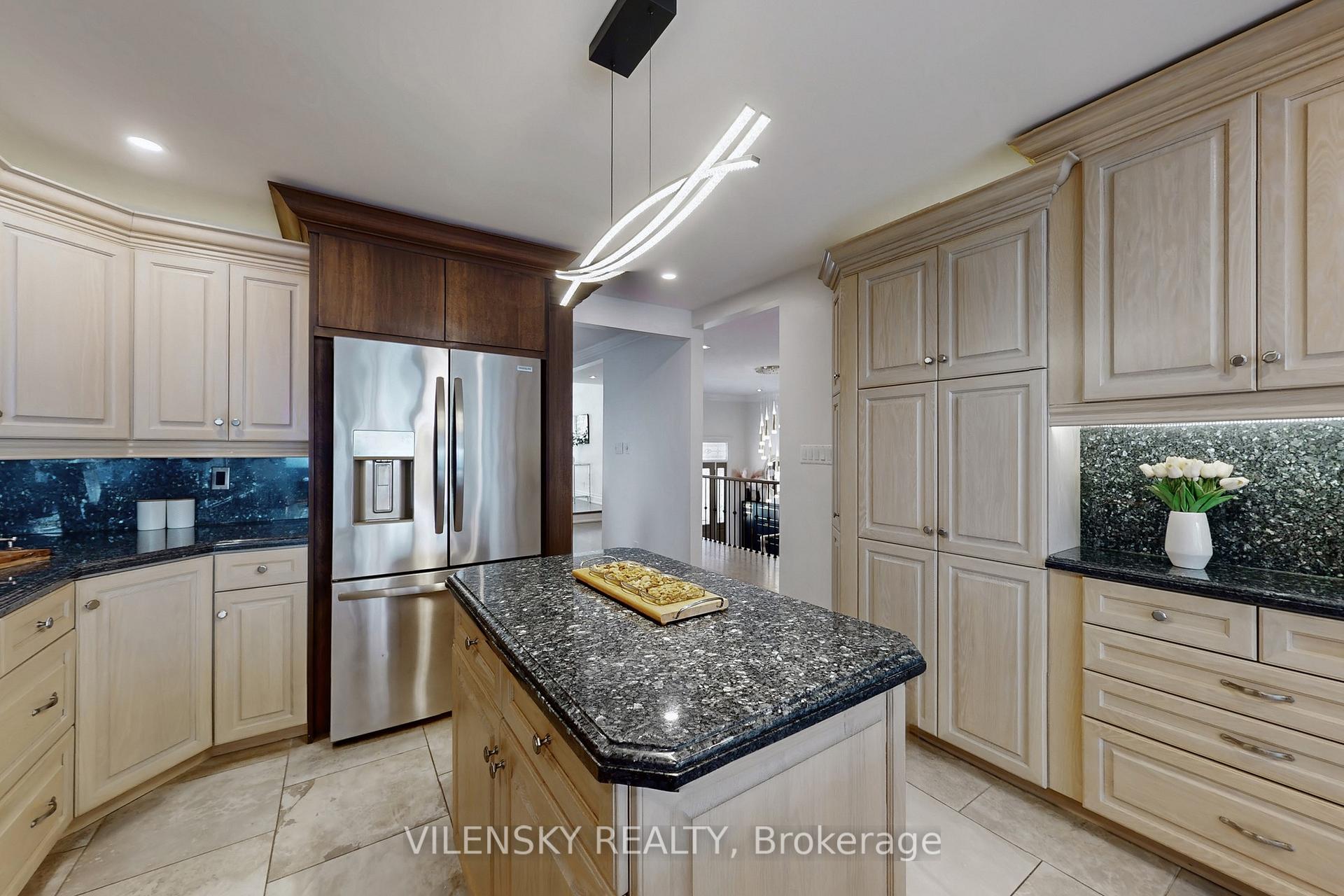 32 Whitfield Court | Custom 5-Bed Raised Bungalow For Sale Aurora | Vilensky Realty
