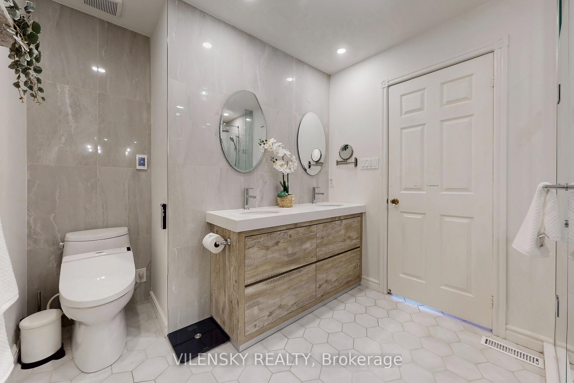 32 Whitfield Court | Custom 5-Bed Raised Bungalow For Sale Aurora | Vilensky Realty