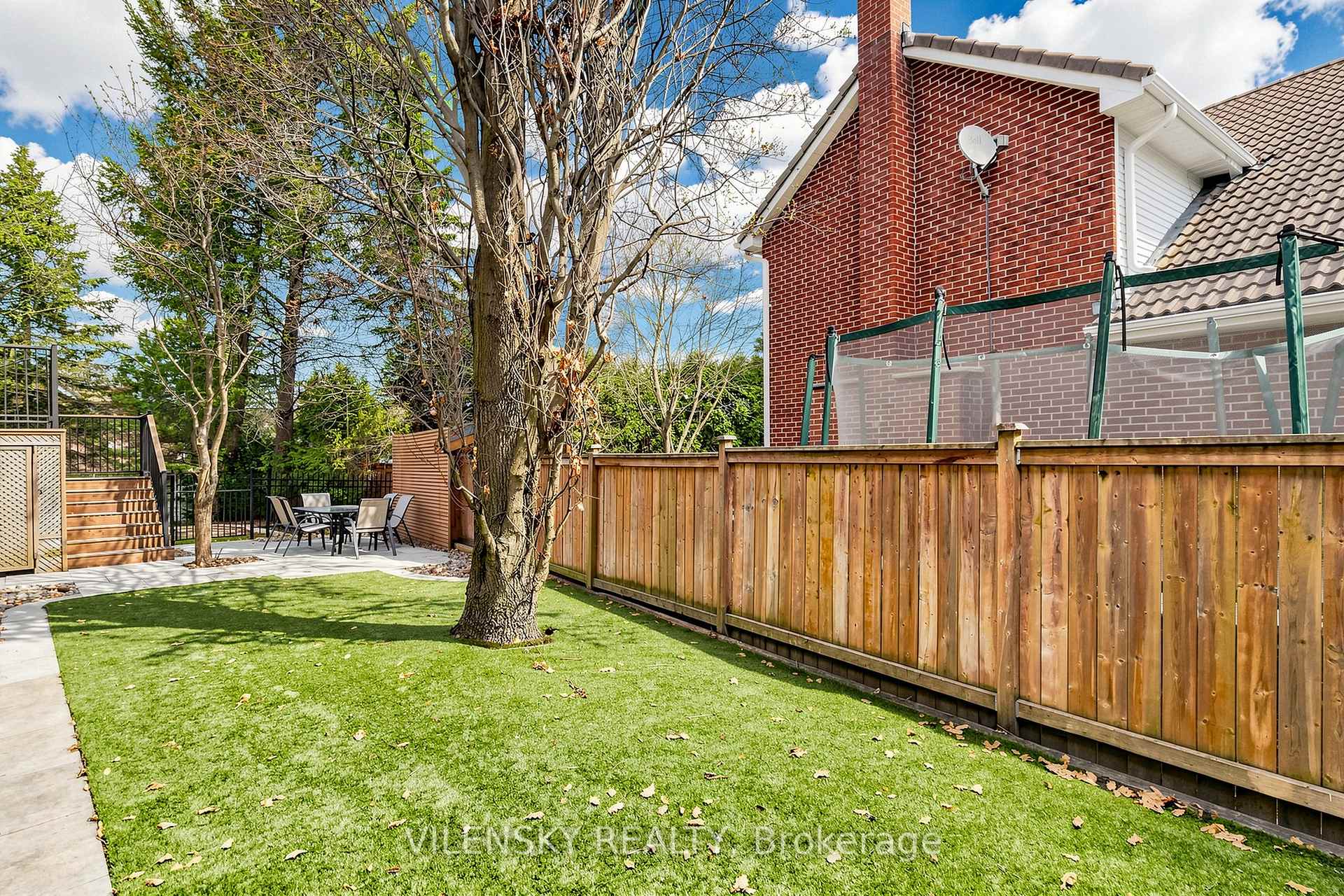 32 Whitfield Court | Custom 5-Bed Raised Bungalow For Sale Aurora | Vilensky Realty