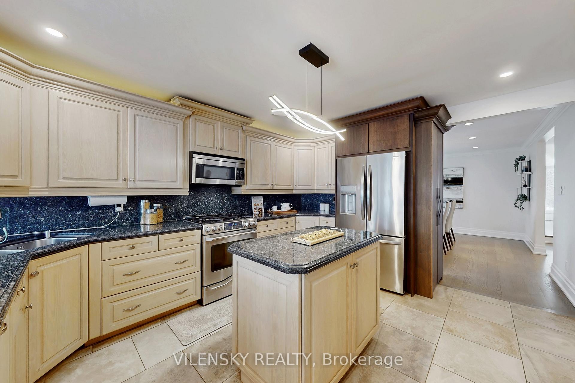 32 Whitfield Court | Custom 5-Bed Raised Bungalow For Sale Aurora | Vilensky Realty