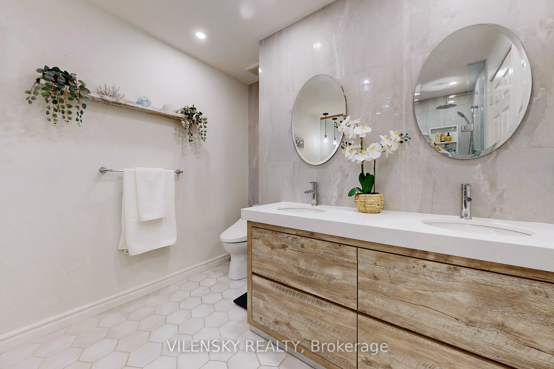 32 Whitfield Court | Custom 5-Bed Raised Bungalow For Sale Aurora | Vilensky Realty