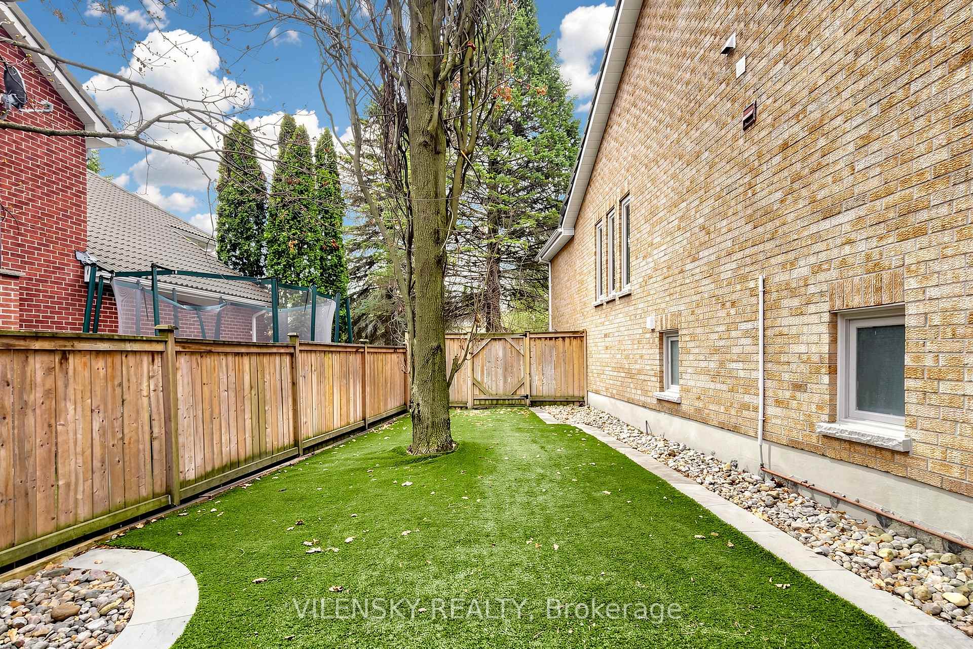 32 Whitfield Court | Custom 5-Bed Raised Bungalow For Sale Aurora | Vilensky Realty