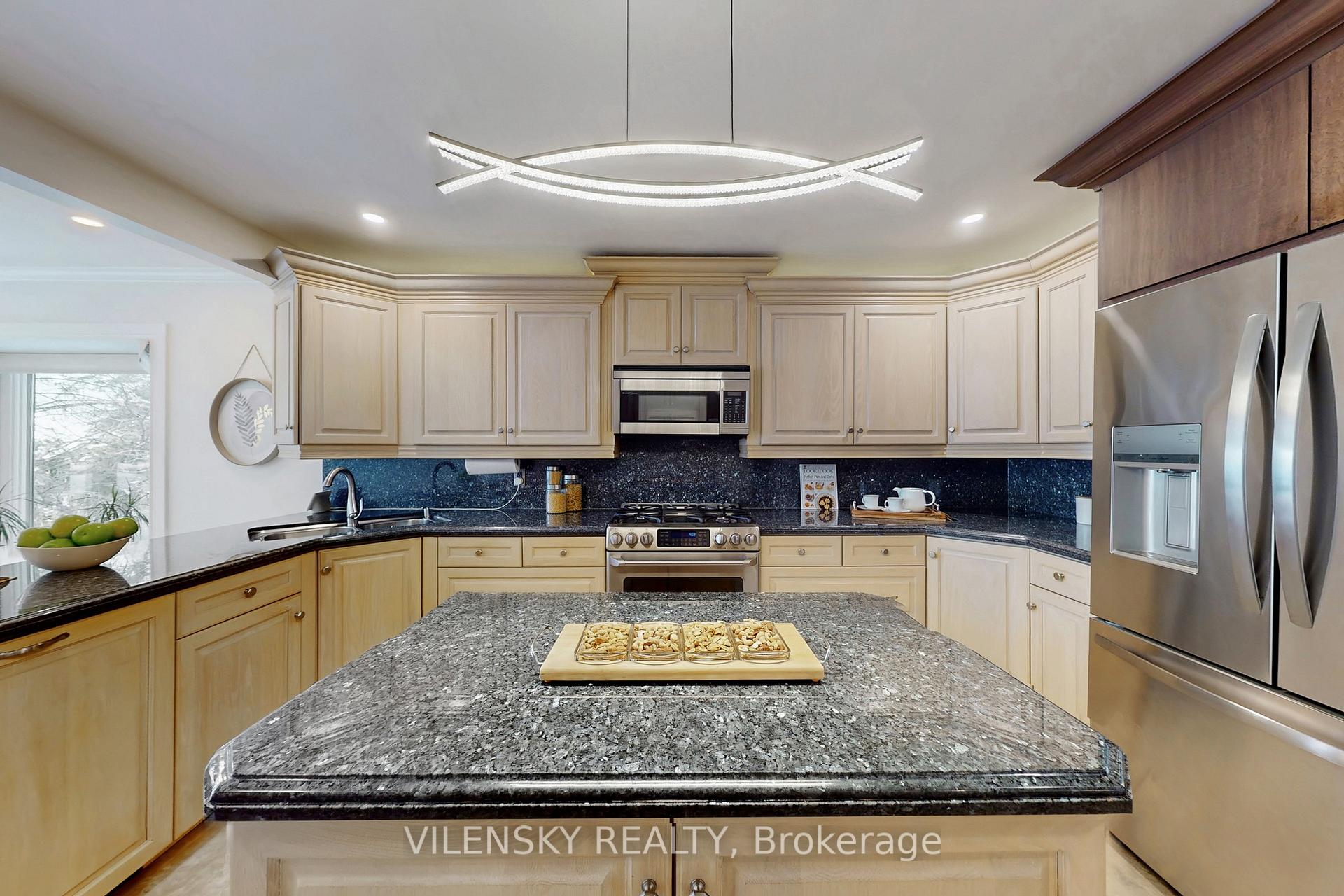 32 Whitfield Court | Custom 5-Bed Raised Bungalow For Sale Aurora | Vilensky Realty