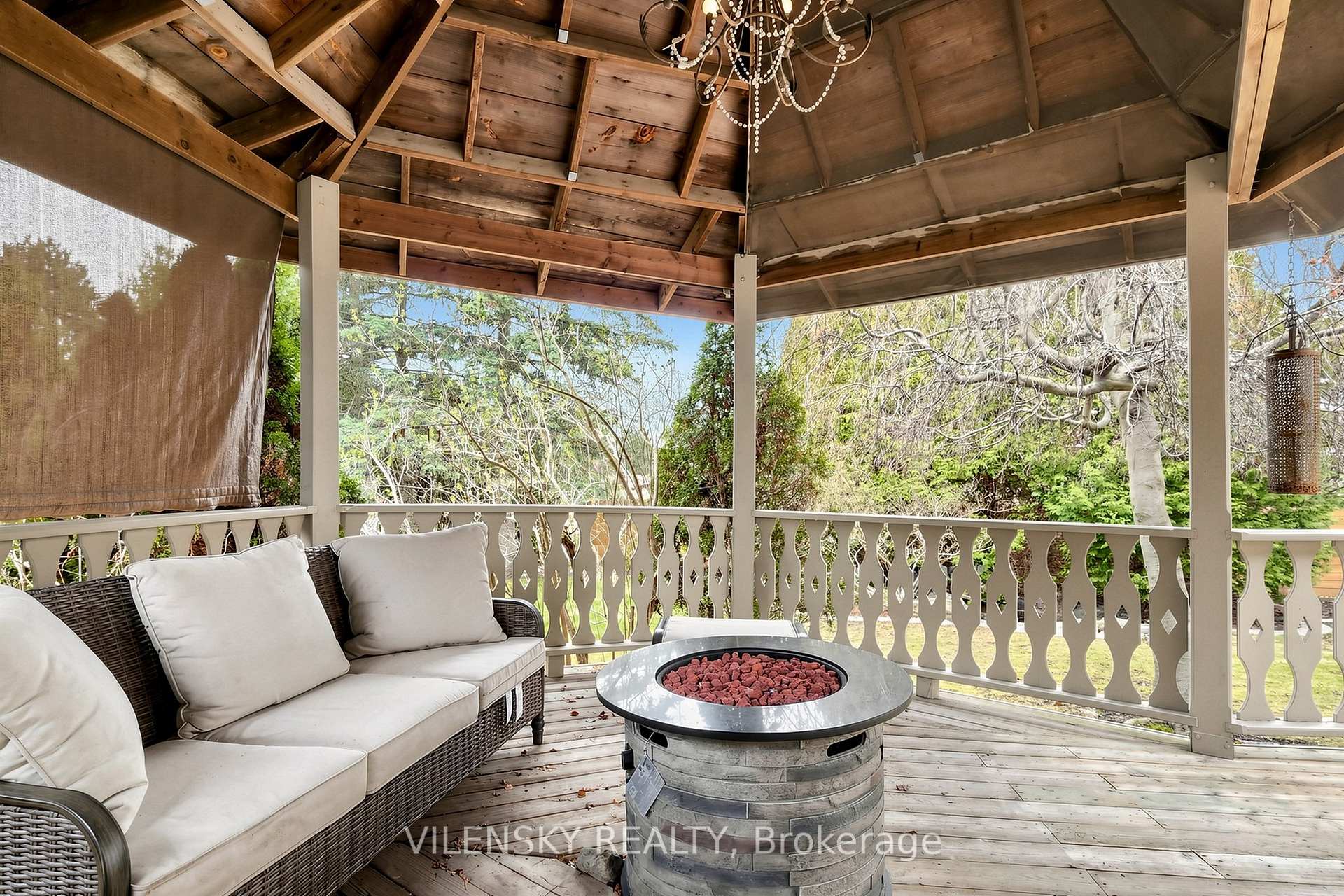 32 Whitfield Court | Custom 5-Bed Raised Bungalow For Sale Aurora | Vilensky Realty