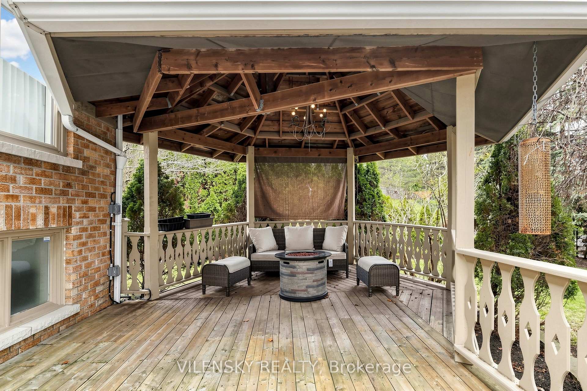 32 Whitfield Court | Custom 5-Bed Raised Bungalow For Sale Aurora | Vilensky Realty