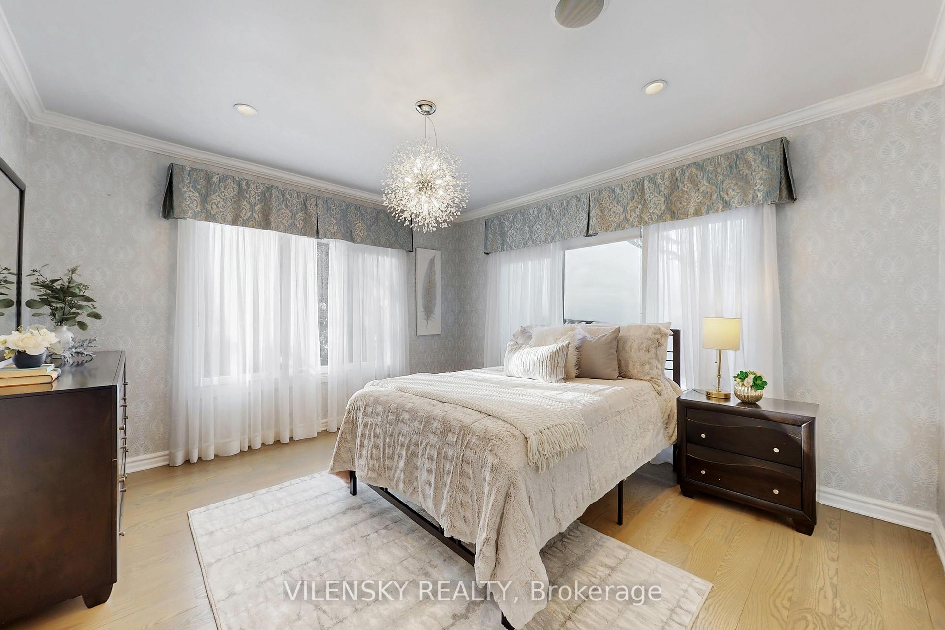 32 Whitfield Court | Custom 5-Bed Raised Bungalow For Sale Aurora | Vilensky Realty