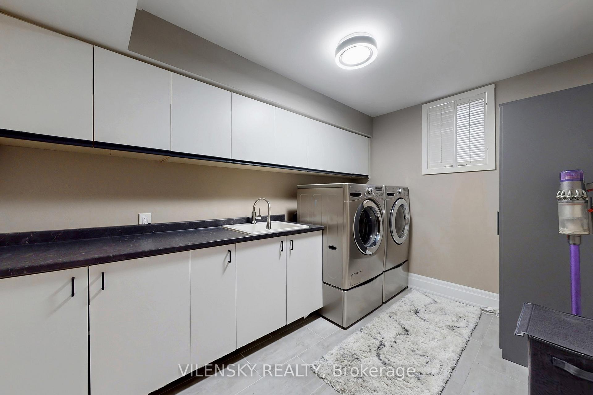 32 Whitfield Court | Custom 5-Bed Raised Bungalow For Sale Aurora | Vilensky Realty