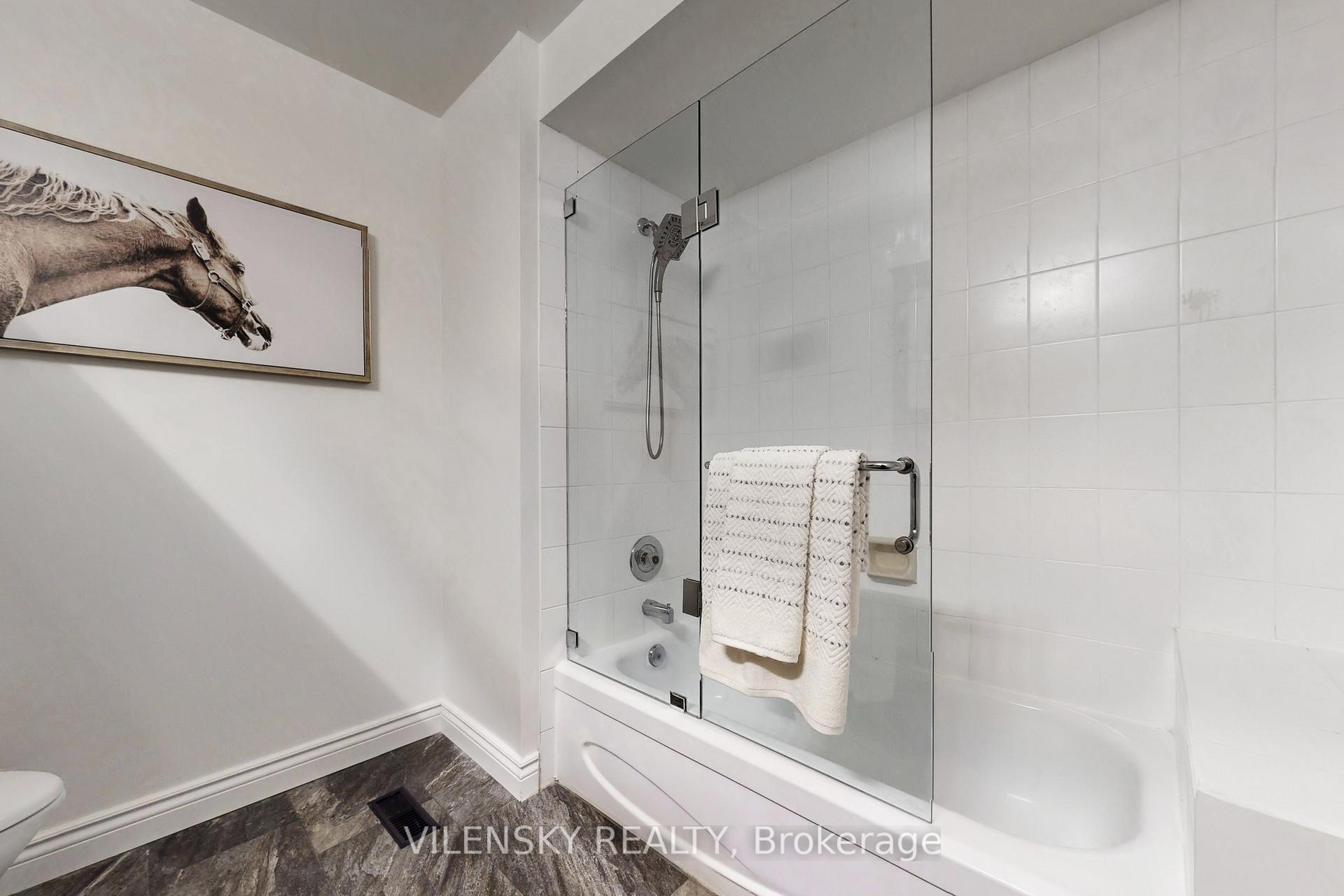 32 Whitfield Court | Custom 5-Bed Raised Bungalow For Sale Aurora | Vilensky Realty