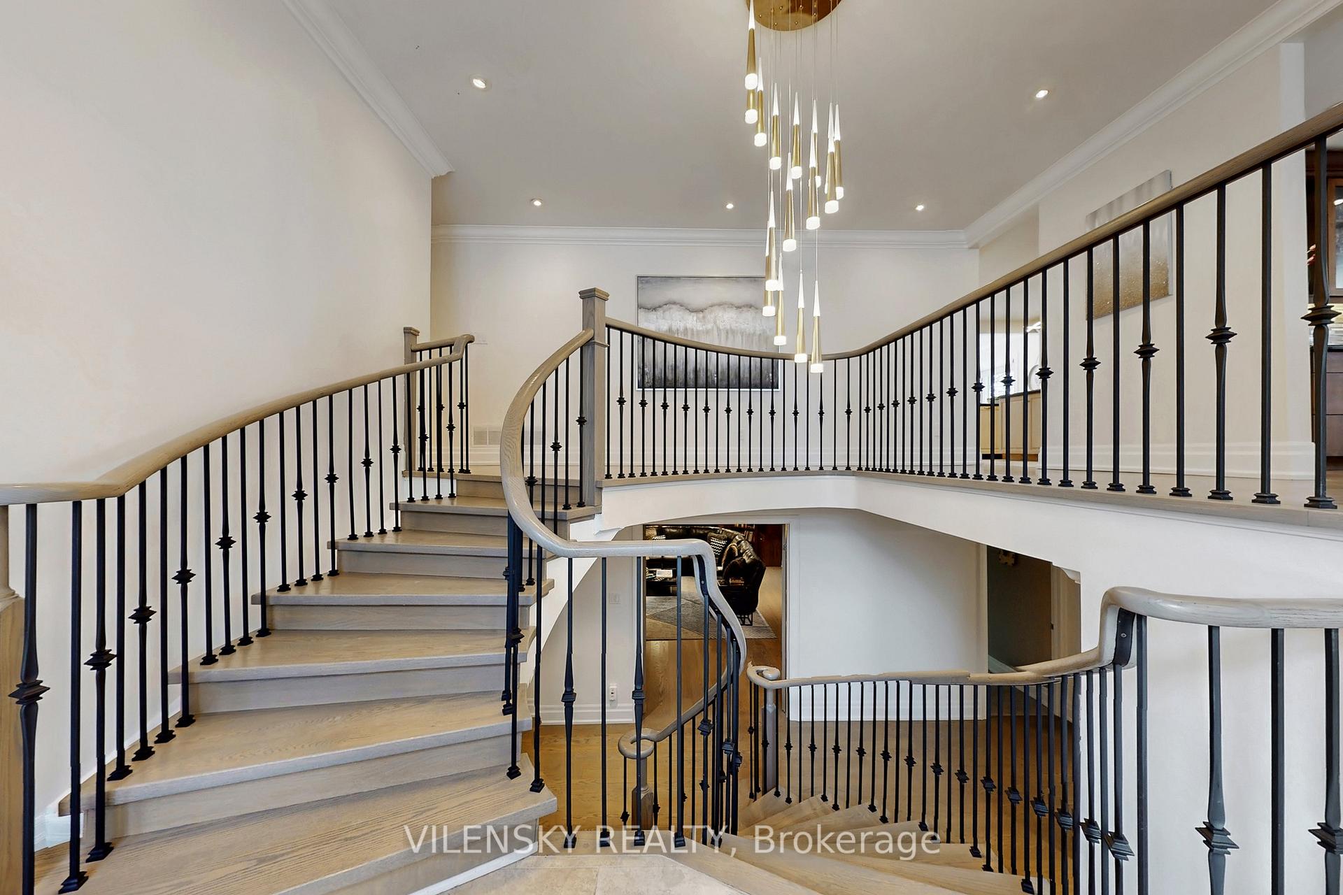 32 Whitfield Court | Custom 5-Bed Raised Bungalow For Sale Aurora | Vilensky Realty