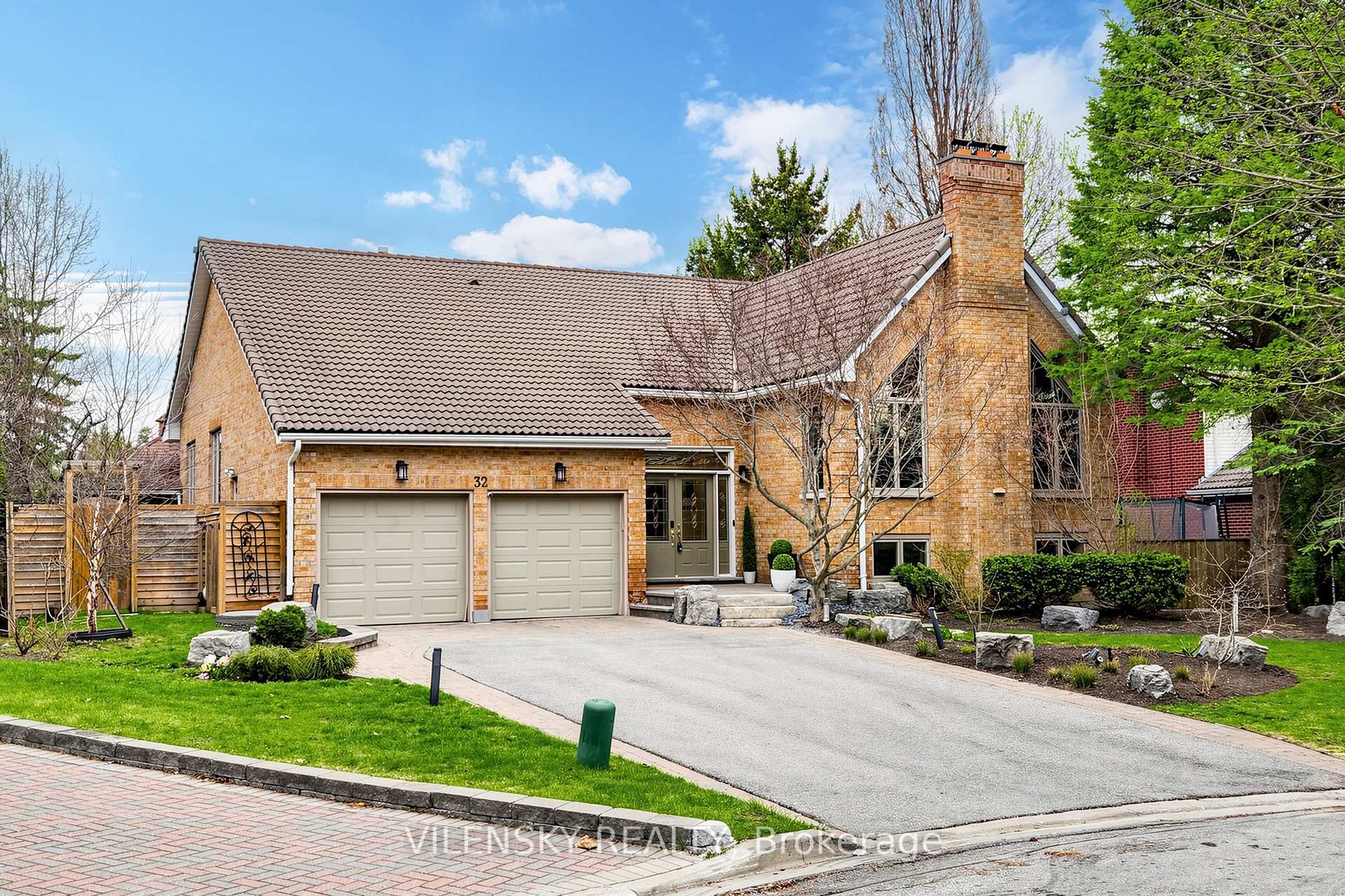 32 Whitfield Court | Custom 5-Bed Raised Bungalow For Sale Aurora | Vilensky Realty