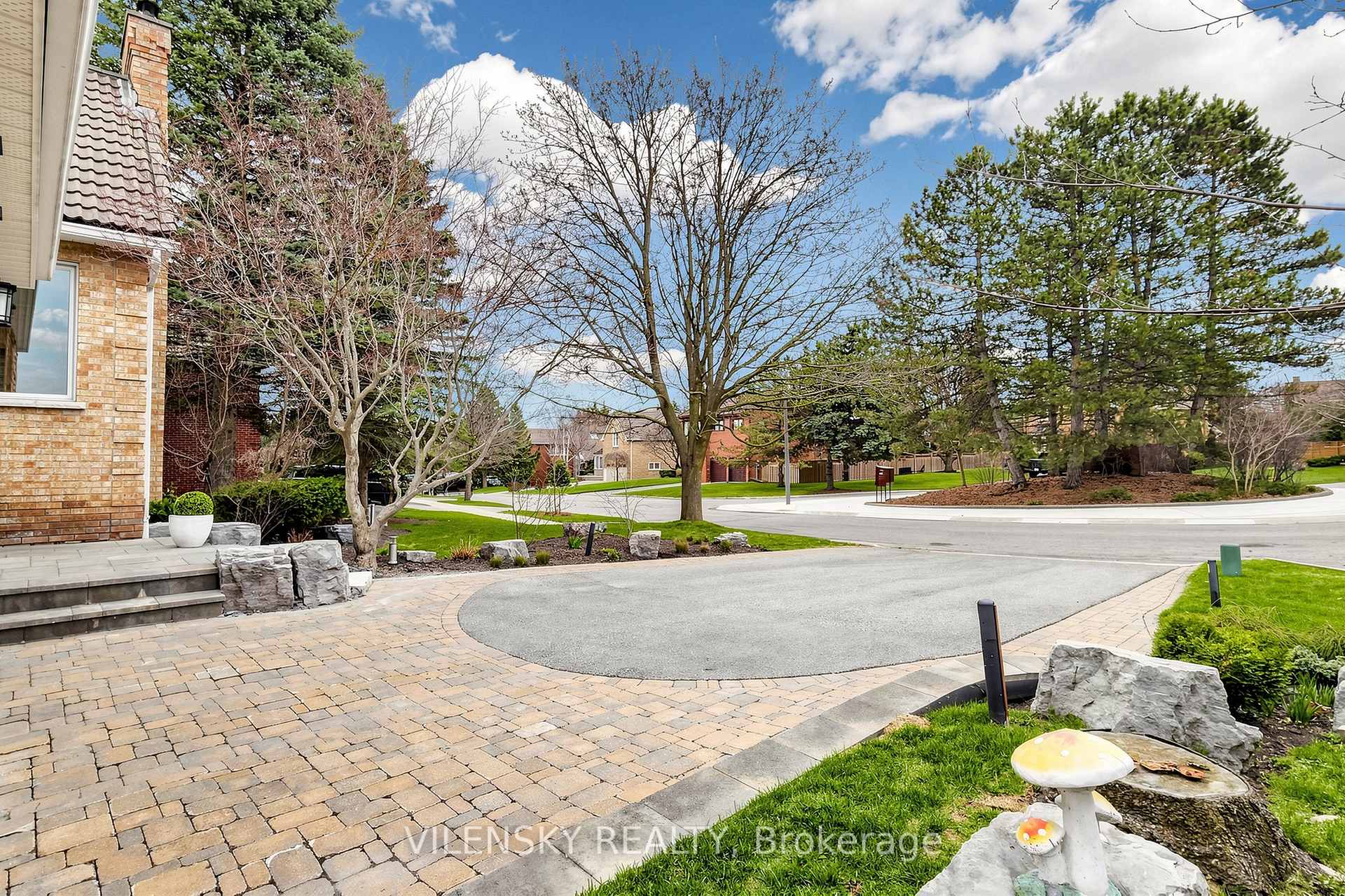 32 Whitfield Court | Custom 5-Bed Raised Bungalow For Sale Aurora | Vilensky Realty