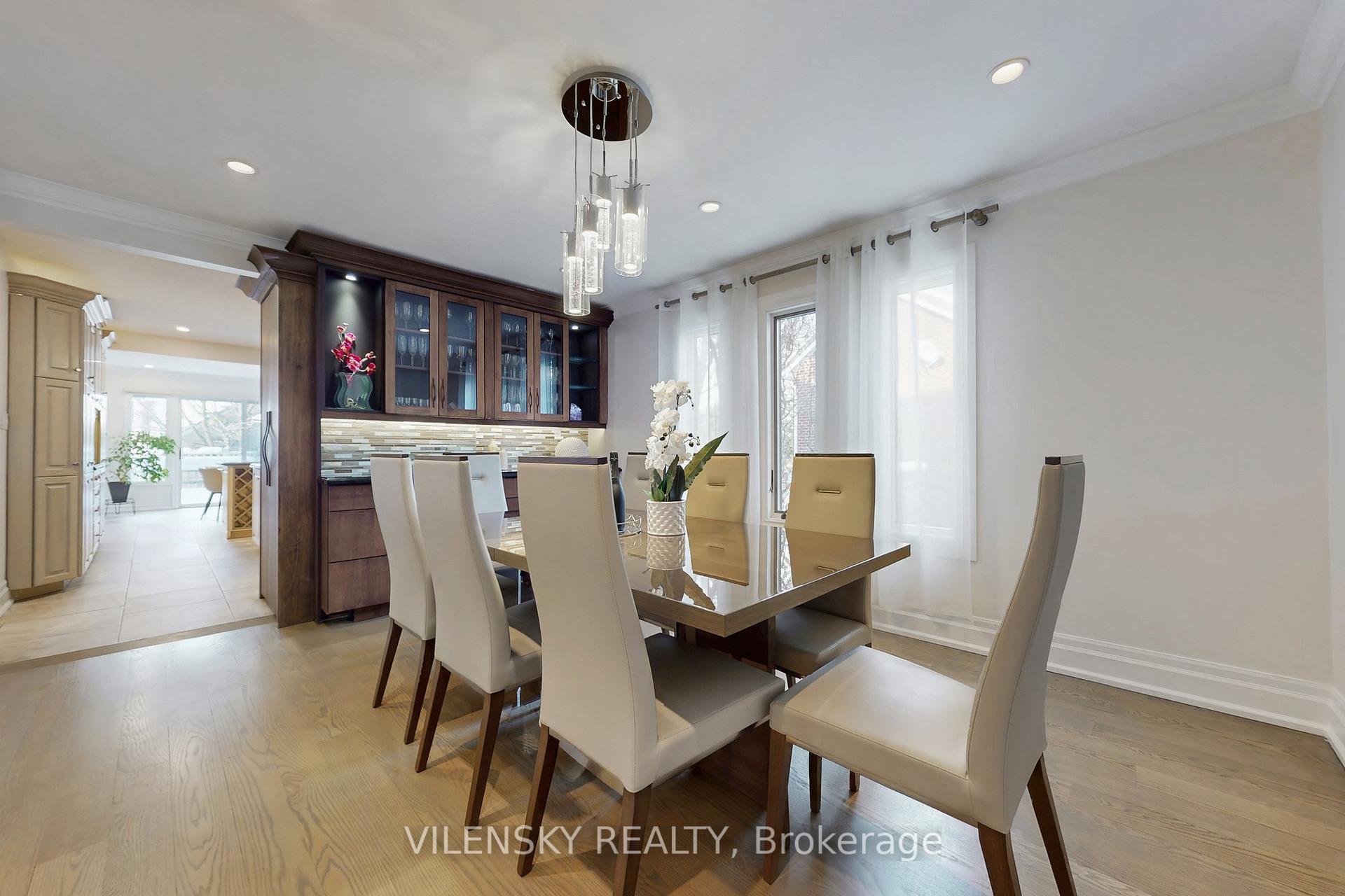 32 Whitfield Court | Custom 5-Bed Raised Bungalow For Sale Aurora | Vilensky Realty