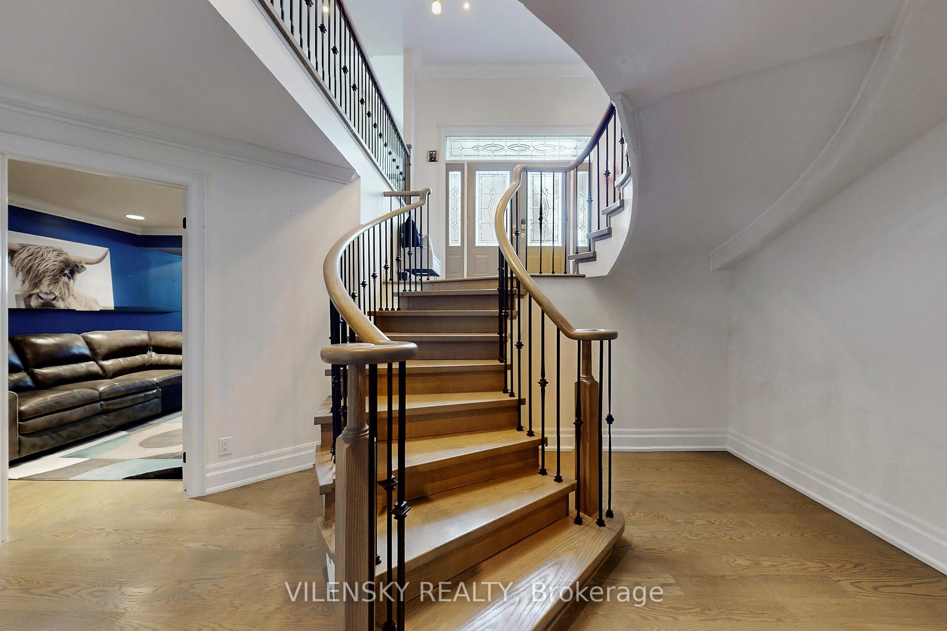 32 Whitfield Court | Custom 5-Bed Raised Bungalow For Sale Aurora | Vilensky Realty