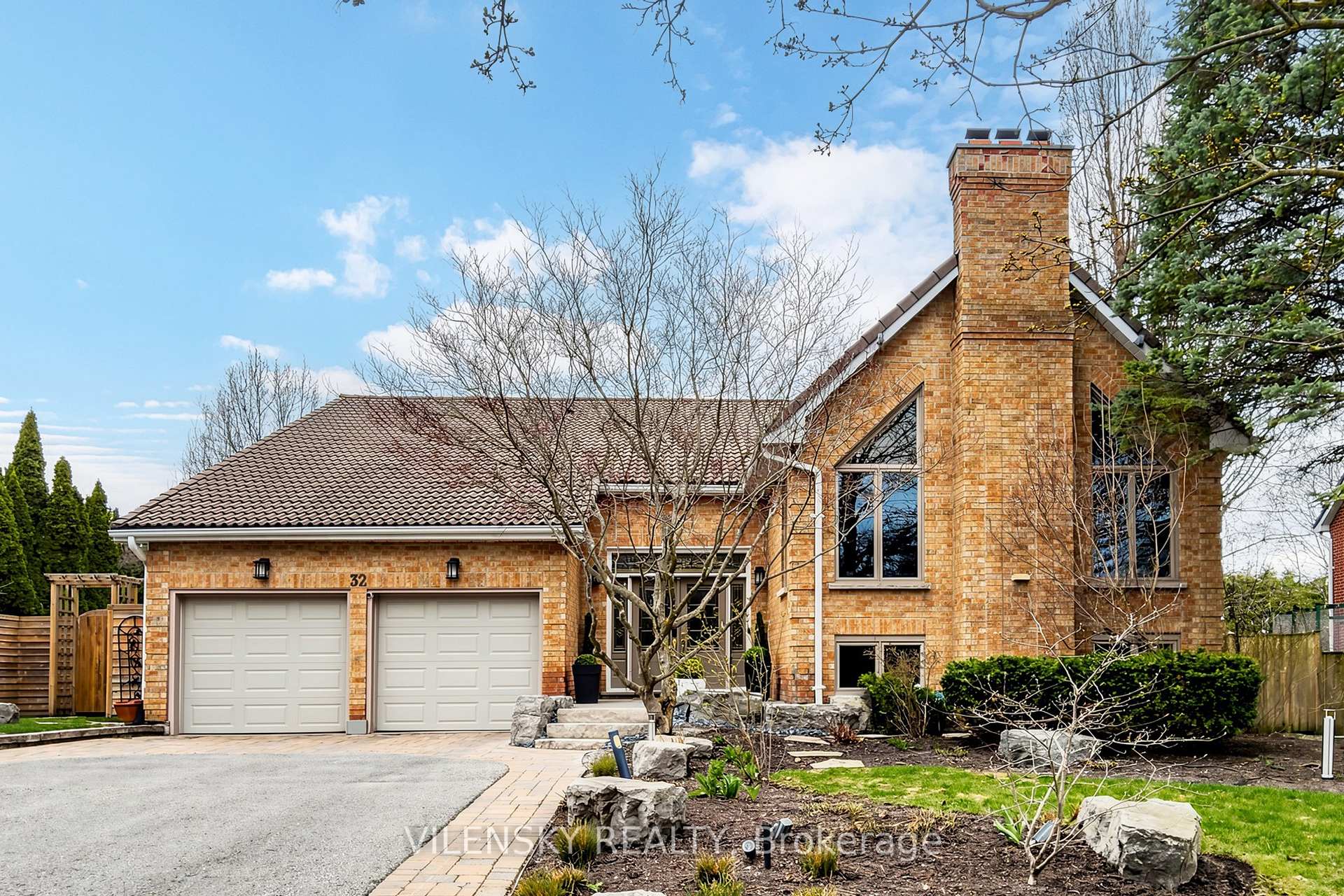 32 Whitfield Court | Custom 5-Bed Raised Bungalow For Sale Aurora | Vilensky Realty