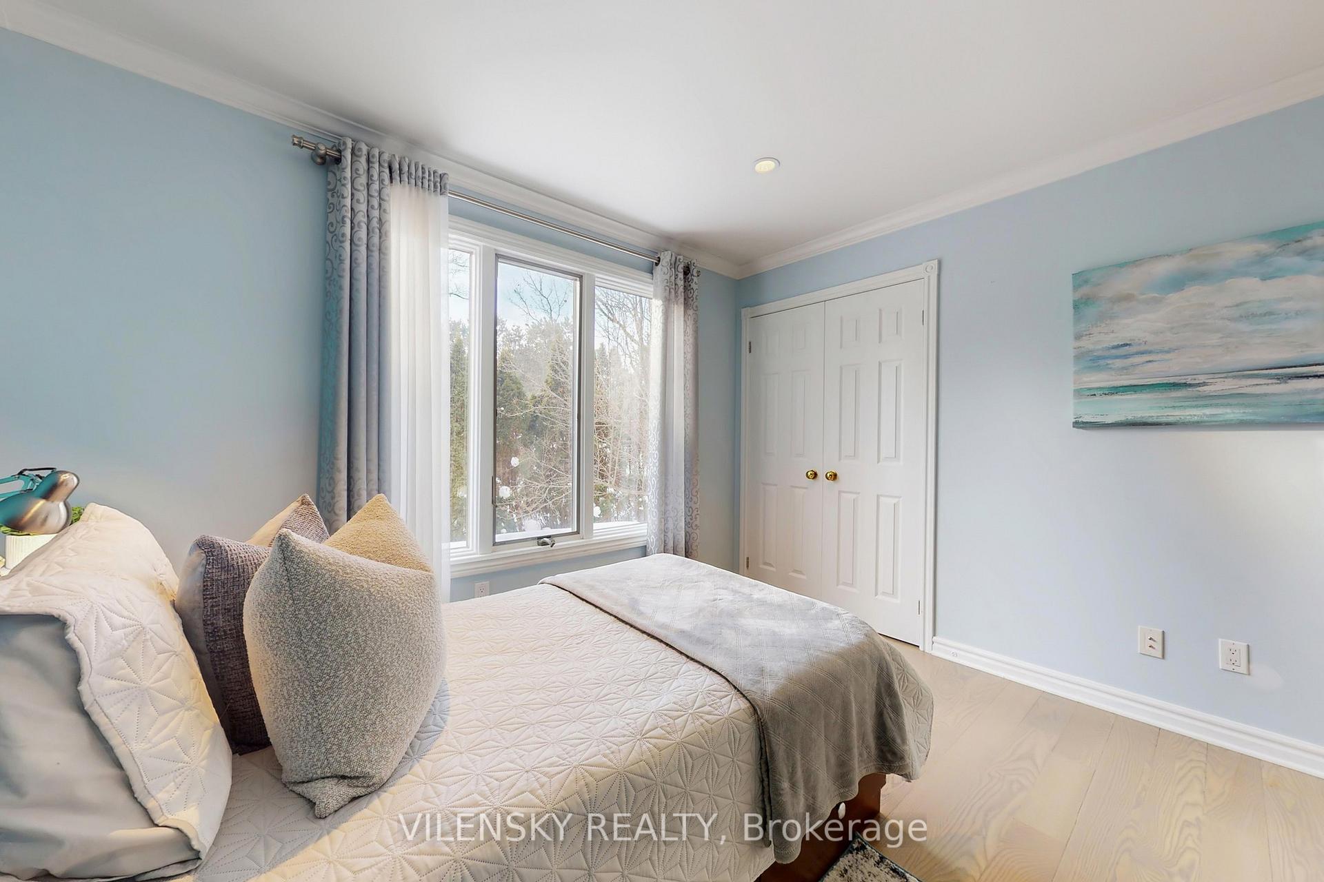 32 Whitfield Court | Custom 5-Bed Raised Bungalow For Sale Aurora | Vilensky Realty