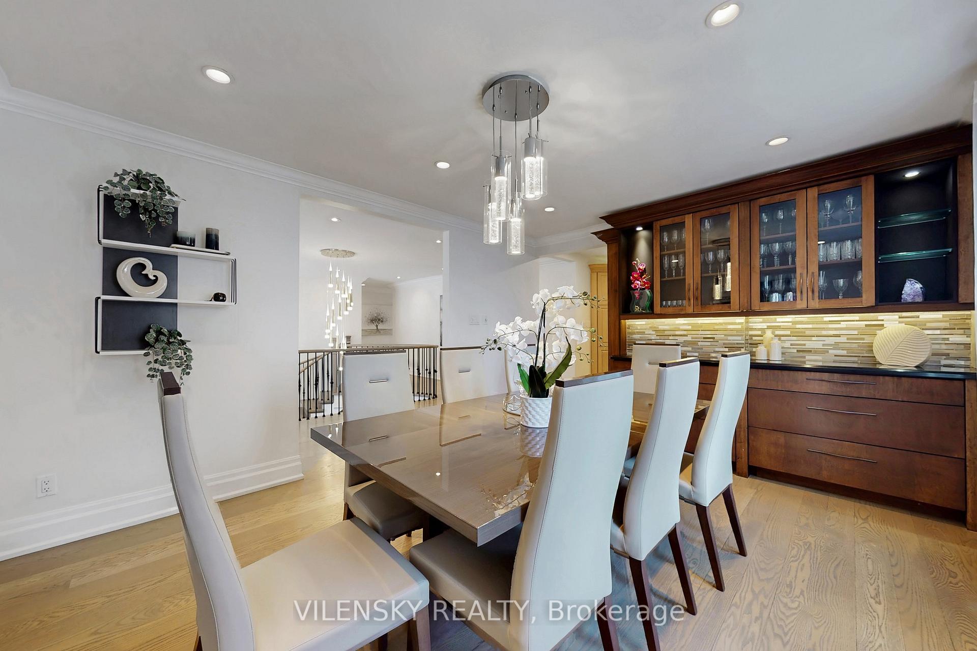 32 Whitfield Court | Custom 5-Bed Raised Bungalow For Sale Aurora | Vilensky Realty